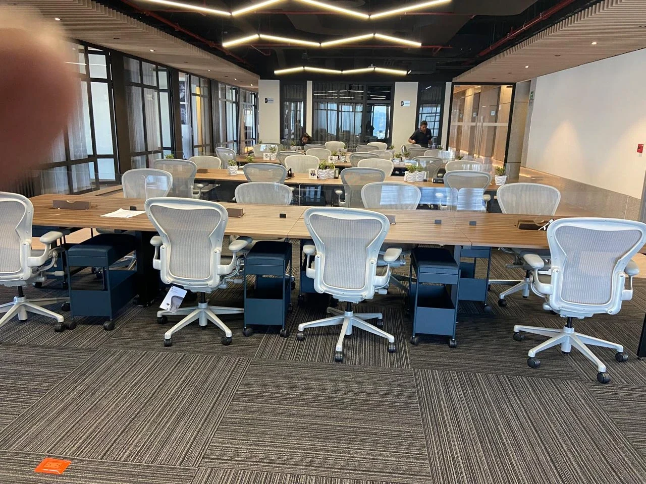 Piso corporativo con hileras de bench instaladas