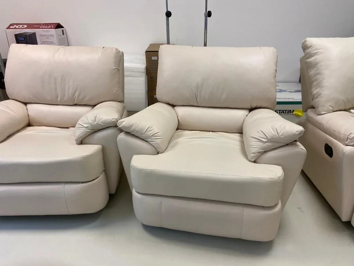 Sillones de piel color hueso retapizados