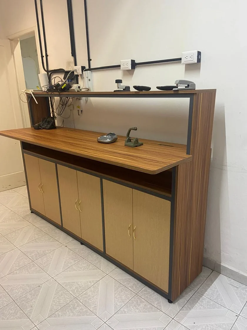 Mostrador de recepción en nogal