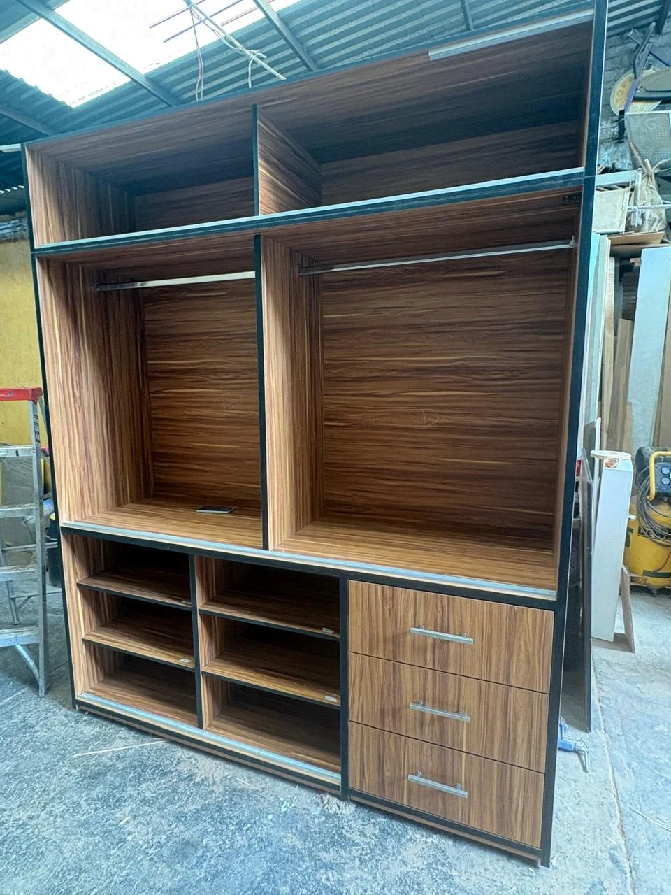 Armario sin puertas en el taller, carpintería a la vista
