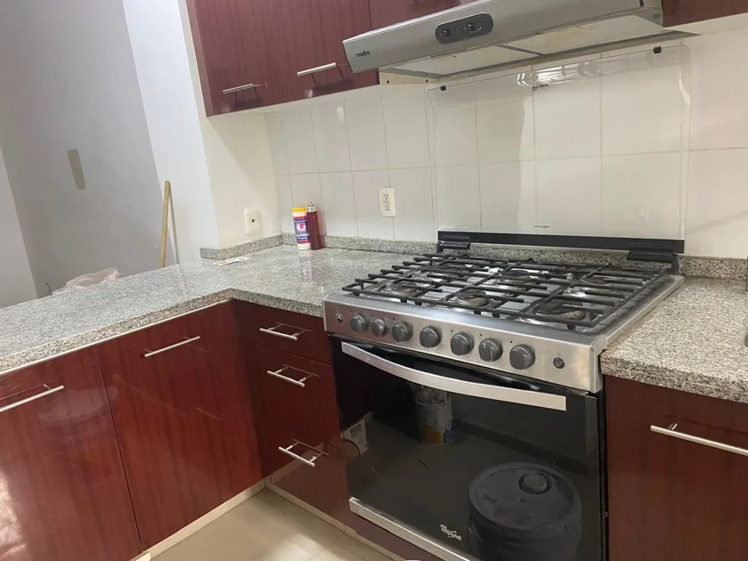 Cocina integral en L con granito gris