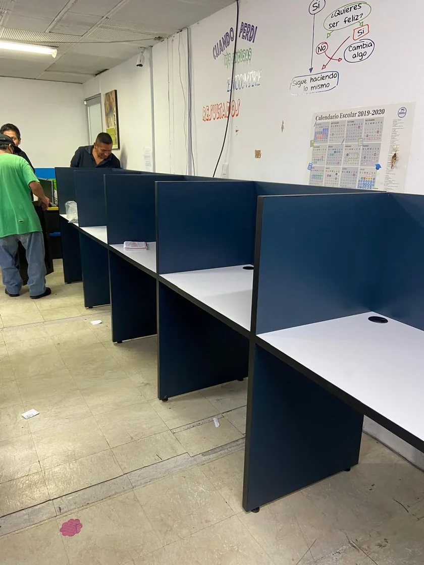 Cubículos de call center con mampara azul marino