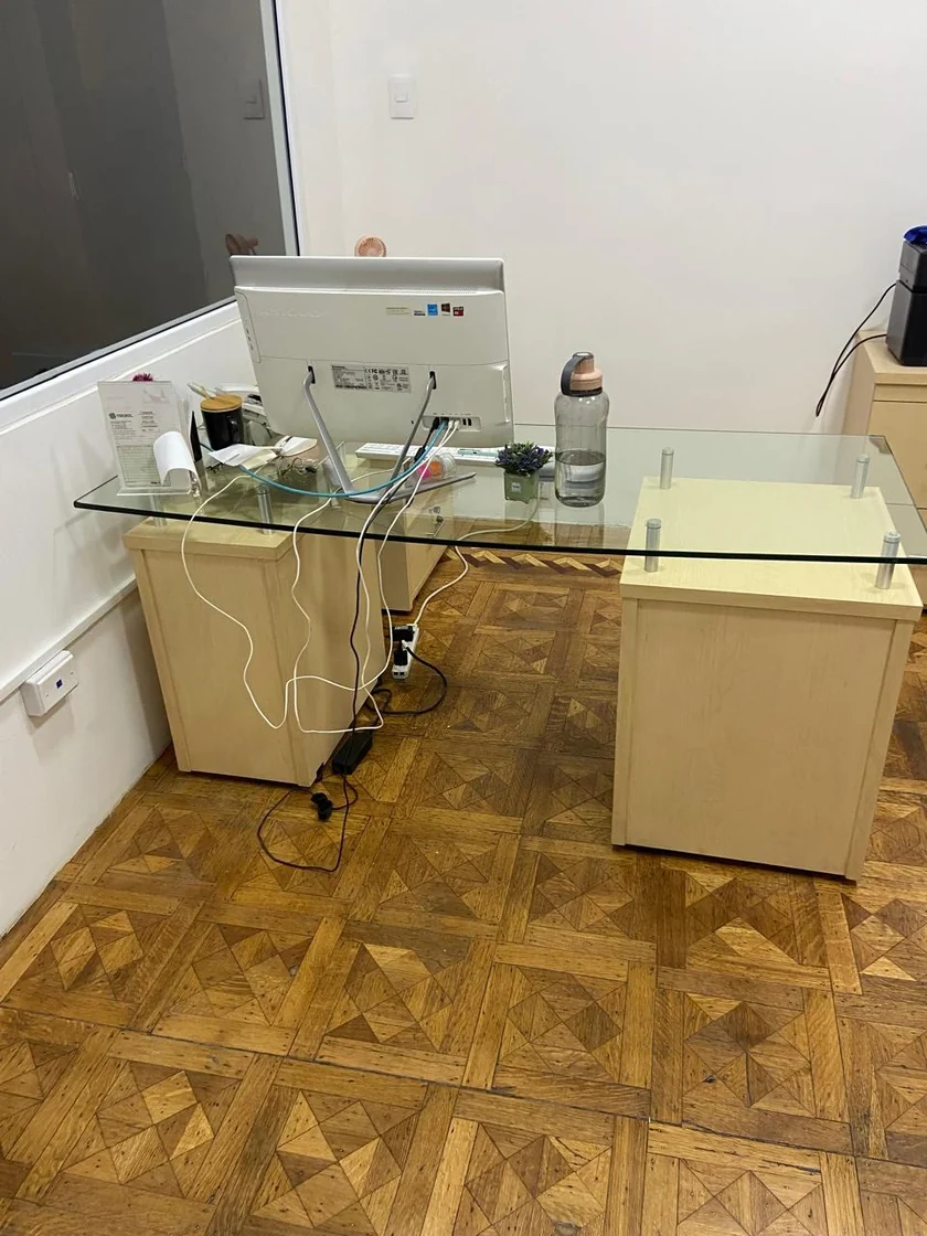 Escritorio ejecutivo en L con cubierta de cristal
